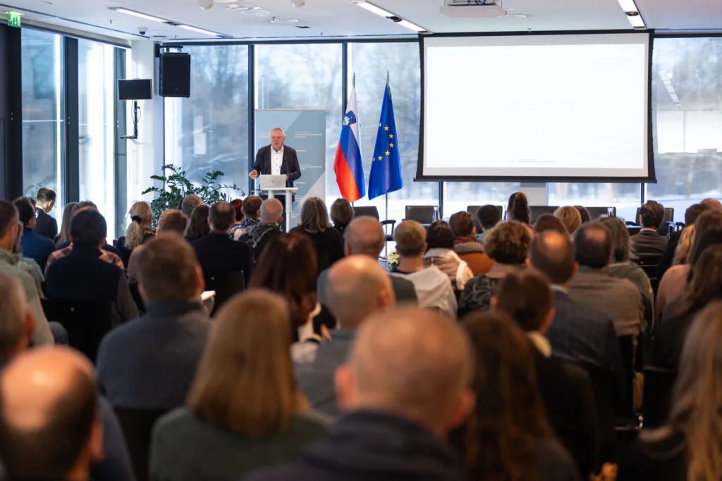 Nastop ministra Novaka na posvetu o obnovi narave na Brdu.