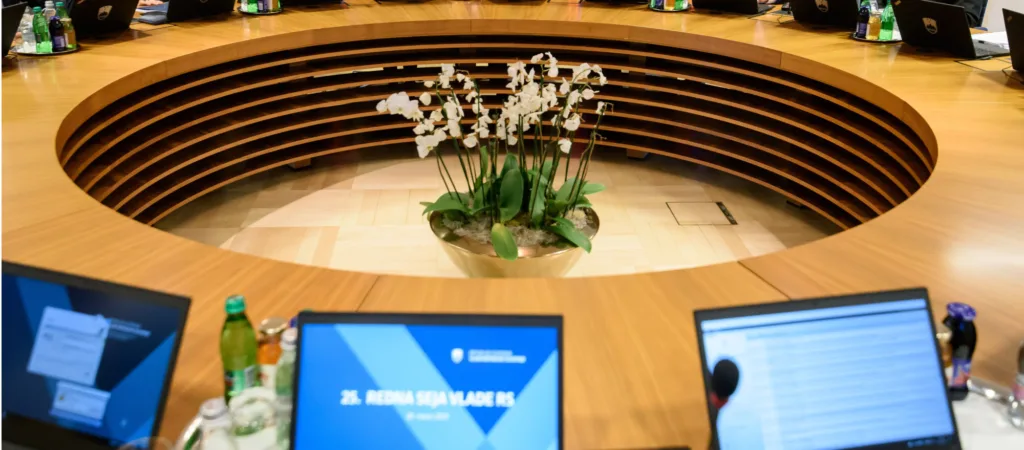 Okrogla miza v sejni sobi vlade