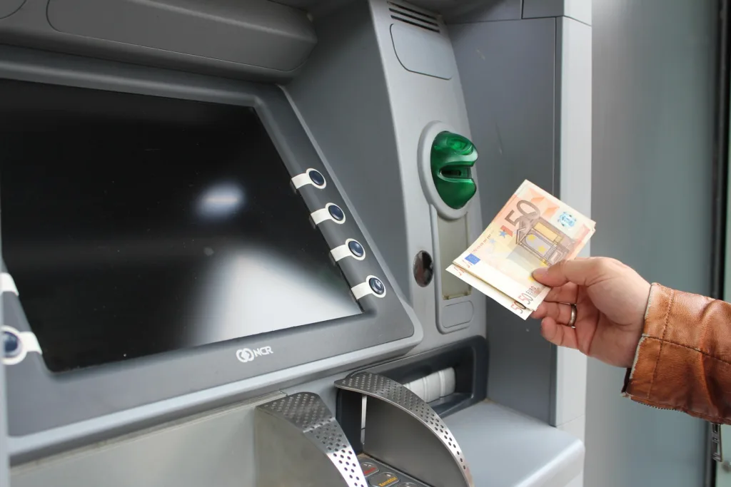 Bankomat, dvig gotovine