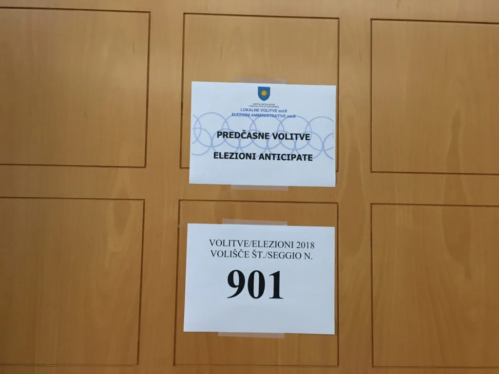 Napis volišča za predčasno glasovanje na lokalnih volitvah