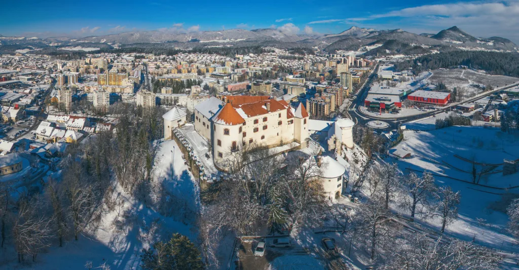 Zimska veduta Velenja in velenjskega gradu